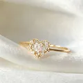 Eleganter vergoldeter verstellbarer Ring mit herzförmigem Zirkonia und Blumenakzenten - Einstellbar Offen / Herz-Blumen-Dekoration (JZ038) / Herz Klares Zirkonia (JZ038)