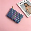 Λεπτό ιριδίζον πορτοφόλι με ανάγλυφες καρδιές και χρυσό φερμουάρ σε ροζ φόντο - Μπλε Καρδιά