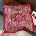 Elegante foulard quadrato in seta rossa con stampa paisley 70cm per styling di moda. - Modello 6