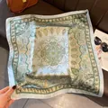 Foulard in seta con stampa paisley verde chiaro, quadrato da 70 cm con tocchi dorati - modello 3