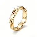 Detailansicht eines goldenen Mobius-Rings aus Titanstahl mit elegantem Wellendesign. - Größe 7 / Gold