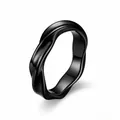 Detaillierte Nahaufnahme eines minimalistischen schwarzen Möbius-Rings mit mattem Finish - Größe 7 / Schwarz
