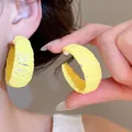 Boucles d'oreilles créoles en résine jaune texturée au design moderne et minimaliste - 3.7cm / Design Tissé / Jaune