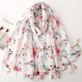 Gros plan d'une écharpe fleurie blanche en coton et lin avec glands roses et rayures métalliques - Sl2507-011 Or Rose Positionnement / 180*88