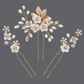Elegantes Braut Haarnadel Set mit weißen Blumen Perlen und Strass auf Grau - Wald-Blumen Vielseitiger Stil / 3 Stück / Weiß-Gold