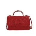 Elegante bolso de mano acolchado rojo con detalle de lazo y correa de cadena dorada - Bolso de Cadena con Rombos y Lazo / Rojo