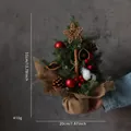Mini albero di Natale da tavolo 35cm con pigne e palline rosse, base in tela sacco - Albero di Pigne - Tipo A / 35cm
