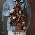 Mini albero di Natale da tavolo in pigne naturali con bacche rosse - Torre di Pigne - Tipo A / 50cm