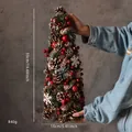 Mini albero di Natale artigianale con pigne naturali e bacche rosse, altezza 50 cm. - Torre di Pigne - Tipo B / 50cm