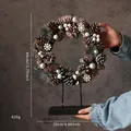 Ghirlanda natalizia di pigne su supporto per decorazione da tavola festiva con tocchi di neve - Torre di Pigne - Stile G / 40CM