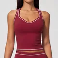 Burgunderrotes Yoga-Sport-Tanktop mit weißen Kontrastpaspeln und weichem gebürstetem Stoff - S / Tops / Kirschrot