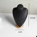 Supporto per collane a busto di manichino nero opaco con base in legno massello pregiato - Grande / Nero