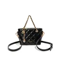 Elegante borsa a secchiello trapuntata nera con manico a catena dorata e cuore pendente. - Nero