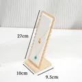 Bamboe houten ketting display standaard met 27x10x9,5cm afmetingen en witte vulling - Bamboe basis - Wit PU-leer