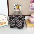 Bolso tote bohemio vintage con patrón de diamantes geométricos y correas bordadas. - Estilo 10