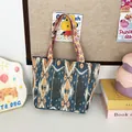 Bolso tote tejido de estilo bohemio con vibrantes patrones geométricos tribales en azul y naranja - Estilo 3