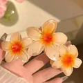 Elegante molletta per capelli con fiori di frangipane arancione sfumato - Tre Fiori: Arancione