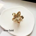 Eleganter Haarklammer mit Plumeria-Blüte in Roségold für einen stilvollen Strandlook. - 4 Cm Roségoldplattiert (dunkelrot)