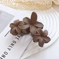 Elegante pinza per capelli a fiori di frangipani marrone opaco per look da spiaggia - Tre Fiori Glassati - Marrone