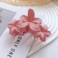 Molla per capelli a fiori di frangipane rosa opaco per eleganti acconciature estive - Tre Fiori Glassati - Rosa