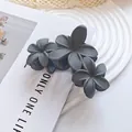 Elegante molletta per capelli a fiori di frangipane blu grigio stile spiaggia donna - Tre Fiori Smerigliati - Grigio