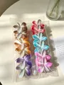 Set di mollette per capelli a forma di fiore di frangipane iridato in vari colori vivaci - 8 Cm Tinta Unita Galvanizzata 12 Pezzi Per Confezione