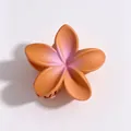 Elegante molletta per capelli a fiore di plumeria arancione e rosa con finitura opaca - 8 Cm Marrone Opaco