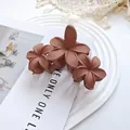 Pinza per capelli a forma di fiore di frangipane opaco terracotta per stile da spiaggia - Tre Fiori Smerigliati - Colore Vino