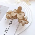 Elegante fermaglio per capelli a fiore di frangipane beige opaco per stile vacanza al mare - Tre Fiori Glassati - Marrone