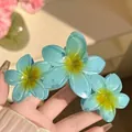 Haarklammer im Strandstil mit Frangipani-Blüten in Himmelblau und Gelb-Verlauf Design - Drei Blumen – Blau