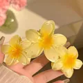 Elegante molletta capelli a forma di plumeria gialla per acconciature da mare. - Tre Fiori - Giallo