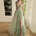 Detailansicht des salbeigrünen Abendkleids mit 3D-Blumenapplikationen und hohem Schlitz - XXS / Oberteil / Grün