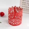 Detalle de la pantalla de papel rojo con delicados patrones de flores y corazones calados - Rojo