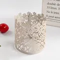 Vista detallada del intrincado patrón floral calado con láser en la pantalla de papel - Gris