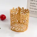 Vista detallada del intrincado patrón floral calado en la pantalla de papel dorado - Marrón