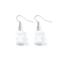 Vue détaillée de boucles d'oreilles pendantes oursons blancs stylées en résine - Ours de Dessin Animé (E-306-1) / Blanc Solide