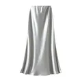 Dettaglio di un'elegante gonna midi in raso argento con una texture fluida e lucente - M / Bottoms / Grigio chiaro