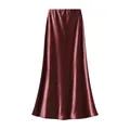 Vista dettagliata di un'elegante gonna a sirena in raso bordeaux con drappeggio lucido. - M / Bottoms / Rosso Vino