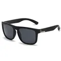 Gros plan de lunettes de soleil de sport polarisées noires pour hommes avec protection UV. - Cadre Noir Étiquette Argentée Film Noir