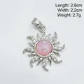 Détail d'un pendentif fleur de soleil vintage avec opale rose et pierres étincelantes. - Soleil Argent - Rose