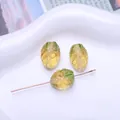 Detailansicht von gelb-grünen Mini-Ananas-Glasperlen für die DIY-Schmuckherstellung. - Ananas / Gelb