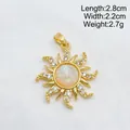 Vue détaillée d'un pendentif soleil vintage avec une pierre d'opale et un plaqué or - Soleil Or - Blanc