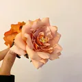 Vue détaillée d'une élégante pince à cheveux en tissu rose pêche pour les femmes - Orange