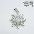 Vue détaillée d'un pendentif soleil avec pierre style opale et accents étincelants. - Soleil Argent - Blanc