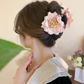 Vue détaillée d'une élégante pince à cheveux en forme de rose portée en chignon chic - Pince à Cheveux - Rose