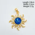 Détail d'un pendentif tournesol plaqué or avec une pierre bleue et des cristaux blancs - Soleil Or - Bleu