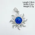 Vue détaillée d'un pendentif soleil rétro avec opale bleue et pierres blanches. - Soleil Argent - Bleu