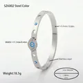 Bracciale occhio blu in acciaio inox argento, diametro 58 mm, largo 11,7 mm. - Stile Malocchio Classico Foro Rotondo (SZ6002) / Color Acciaio