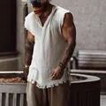 Détail d'un débardeur en coton lavé pour homme avec des bords effilochés stylés. - Blanc laiteux / S