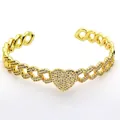 Brazalete abierto dorado con corazón de cristal micro-pavé y diseño de eslabones de cadena. - Estilo Corazón (712) / Dorado